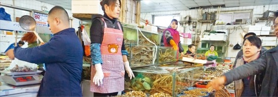 北朝鮮の対外交易は中国に大きく依存している。先月２５日、中国延辺の西市場で商人が北朝鮮産の魚介類や毛ガニなどを売っている。北朝鮮産農水産物はよいとの噂で中国産より高値で取引されている。（写真提供＝韓国経済新聞社）