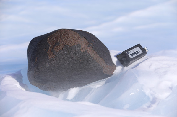 極地研究所の南極隕石探査隊が今月３日、張保皐科学基地から南側３００キロ地点で発見した質量１１キロの大型隕石。（写真提供＝極地研究所）