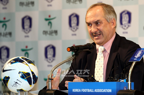 シュティーリケ監督が１０日午前、サッカー会館で記者会見し、１カ月後に迫った２０１５豪州アジアカップに関連し、選手選抜の原則、キャンプの目的などを説明している。