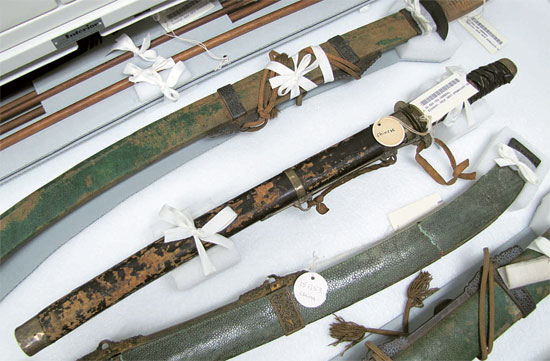 米ワシントンのスミソニアン国立自然史博物館の収蔵庫に所蔵されている朝鮮刀。「日本刀」と間違って表示されている。