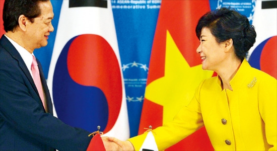 朴大統領とグエン・タン・ズン・ベトナム首相が１０日、釜山海雲台区のホテルで開かれた韓・ベトナム首脳会談で握手している。両国首脳はこの日、ＦＴＡ妥結を宣言した。（写真提供＝韓国経済新聞社）