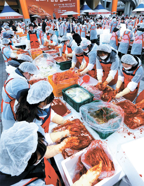 １０日、ロッテ百貨店をはじめ、釜山地域１３社のロッテ関連会社役職員が年末年始を控えて釜山社稷球場の前広場で「１万株のキムチの漬け込み」行事を行っている。