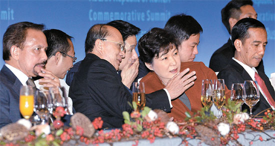 １１日から２日間の日程で釜山ＢＥＸＣＯで韓・ＡＳＥＡＮ特別首脳会議が始まった。朴槿恵大統領が同日午後に開かれた歓迎晩餐会でミャンマーのテイン・セイン大統領（左から２人目）と話している。左側はブルネイのハサナル・ボルキア国王、右側はインドネシアのジョコ・ウィドド大統領。