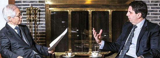 マーク・リパート駐韓米国大使（写真右）が１０日、米国大使官邸で中央日報紙の金永熙（キム・ヨンヒ）論説委員のインタビューに応じている。