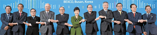 韓・ＡＳＥＡＮ特別首脳会議に出席した朴大統領とＡＳＥＡＮ首脳が１２日、釜山ＢＥＸＣＯで団体記念写真を撮影している。２日間行われた会議は「戦略的パートナー関係の未来ビジョン共同声明」を採択して閉幕した。