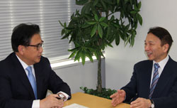 岩田一政日本経済研究センター理事長（右）にインタビューする朴振（パク・ジン）元国会外交通商統一委員長。