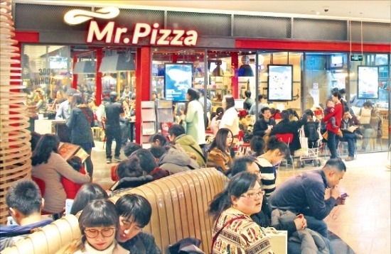 １５日晩、中国南京のゴールデンイーグル百貨店新街口店にあるミスターピザの前で客が整理券を持って順番を待っている。（写真＝ミスターピザ提供）