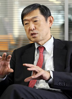 北岡本部長は「嫌韓勢力のヘイトスピーチを断固規制しなければいけない」と述べた。（中央フォト）