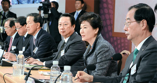 朴槿恵（パク・クネ）大統領が１８日午前、ソウル三成洞（サムソンドン）のＣＯＥＸで開かれた経済５団体招請海外進出成果の拡散討論会に参加した。