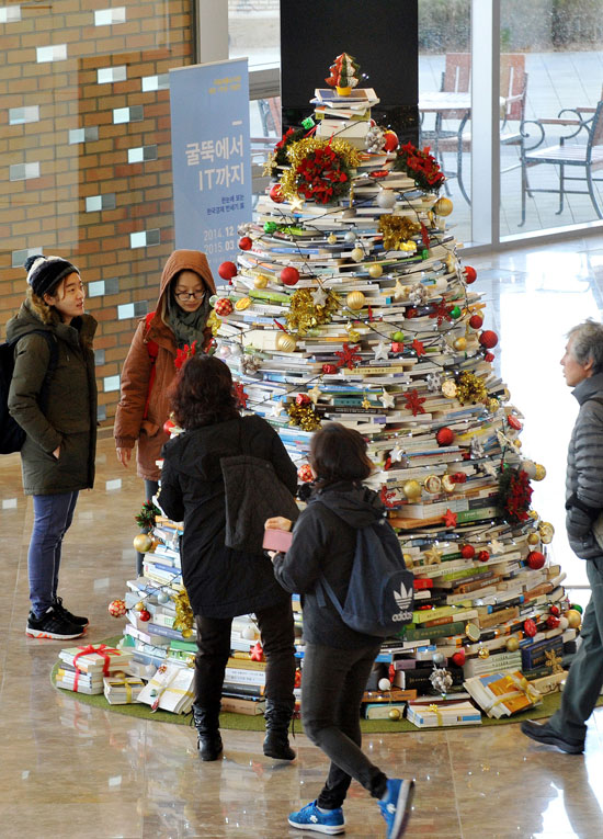 ４０００冊余りの図書で作った３メートルの高さのクリスマスツリー。