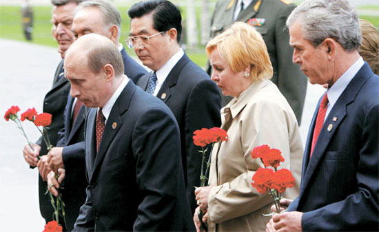 ２００５年５月、ロシア勝戦６０周年記念式で、プーチン露大統領（前列真ん中）ら各国首脳がモスクワの無名勇士の墓に献花している。右からブッシュ前米大統領、リュドミラ氏（プーチン大統領元夫人）、胡錦濤前中国国家主席。当時は５３カ国首脳が出席した。（中央フォト）