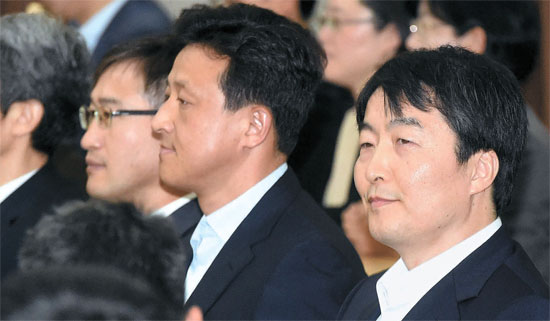 ８月、統合進歩党の李石基（イ・ソッキ）元議員（右）がソウル高裁で内乱陰謀事件控訴審宣告公判を待っている。（中央フォト）