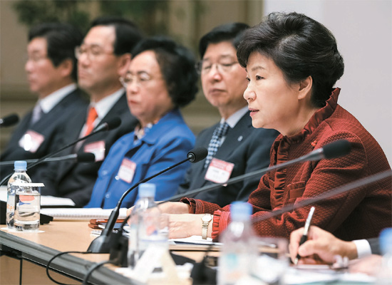 朴槿恵（パク・クネ）大統領は２２日午前、第６回国民経済諮問会議兼経済関係長官会の連席会議で「労働市場の改革は、これ以上先送りできない至急かつ重要な課題」と話した。