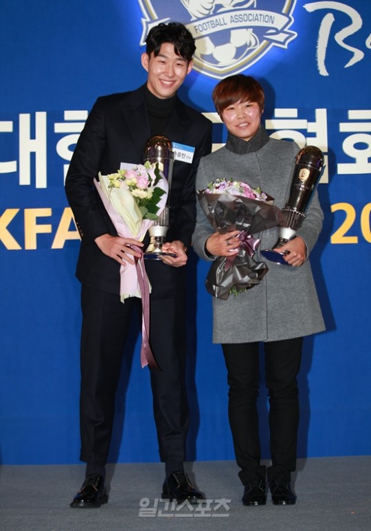 ２０１４年韓国サッカー「今年の選手」に選ばれた孫興民（左）と池笑然。（写真＝韓国日刊スポーツ）