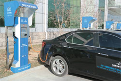 今月１７日、新エネルギー自動車有限公社職員が本社駐車場で電気自動車「ソンバオ」を充電している。