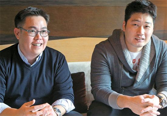 呉昇桓（オ・スンファン、右）のマネジメントを担当するスポーツインテリジェンスのキム・ドンウク代表はスポーツエージェントの必須要件に「経験」と「情熱」を挙げる。