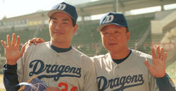 山本昌と宣銅烈（ソン・ドンヨル、右）はチームメートだった。宣銅烈は１９９６－９９年、中日に所属した。（中央フォト）