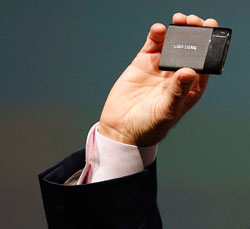 サムスン電子が公開した携帯用ＳＳＤ（ソリッドステートドライブ）。名刺より小さく、重さは３０グラムにすぎない。