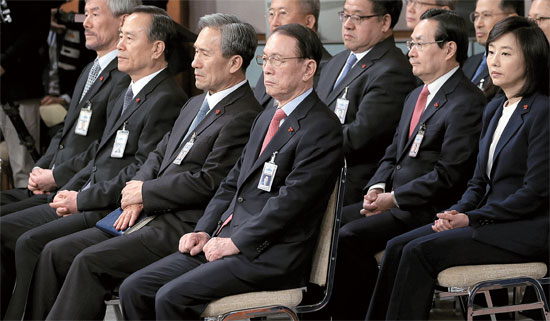 金淇春（キム・ギチュン）秘書室長（左から４人目）が朴槿恵（パク・クネ）大統領の新年記者会見を傾聴している。朴大統領は同日、金室長に対して「私心がない方」と信頼を示した。