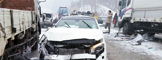 中央高速道路で発生した追突事故。