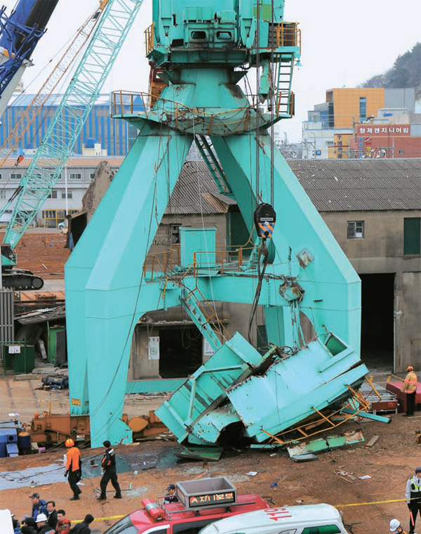 釜山影島区青鶴洞の船舶構造物工場で機械室が落下し作業員４人が亡くなった。