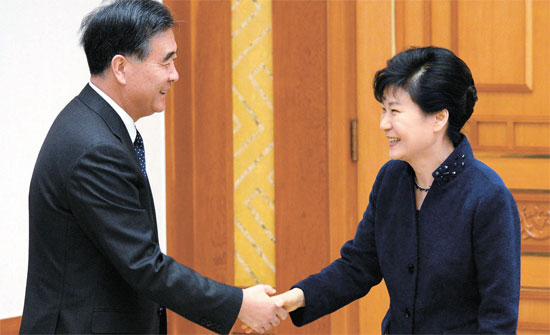 中国の汪洋副首相（左）と朴槿恵（パク・クネ）大統領（写真＝青瓦台写真記者団）