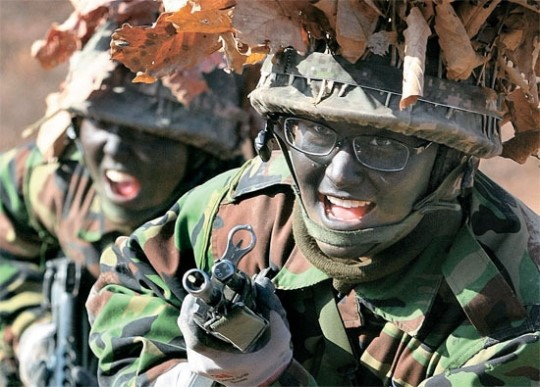 陸軍３士官学校の女生徒が戦闘訓練を受けている。