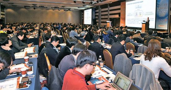 ２３日、ソウル三成洞ＣＯＥＸで、約１０００人の企業関係者が集まった中、中小企業の中国市場進出戦略を模索する「韓中電子商取引カンファレンス」が開かれた。（写真＝韓国貿易協会）