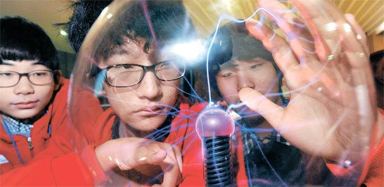 ２７日、大田市国家核融合研究所で開かれた「２０１５フュージョンスクール冬季科学キャンプ」でプラズマボールを観察している中学生たち。