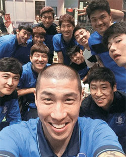 チャ・ドゥリ（真ん中）は１５日、ＳＮＳに「私の最後のサッカー旅行…頑張ろう、韓国国家代表」というコメントとともにチームメートと撮った写真を載せた。選手の表情は明るく、自信に満ちている。（チャ・ドゥリのＳＮＳ）