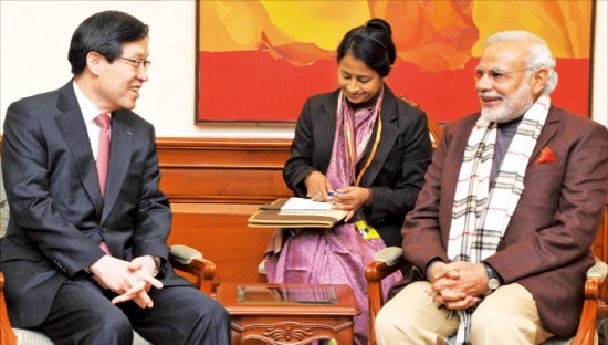 権五俊（クォン・オジュン）ポスコ会長（左）が２０日、インド・ニューデリーの首相室でモディ首相と歓談している。（写真＝ポスコ提供）