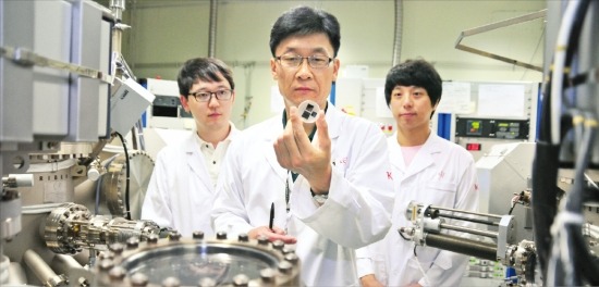 チャン・ジュンヨン韓国科学技術研究院（ＫＩＳＴ）次世代半導体研究所長は、従来のシリコン半導体の製造工程を活用して次世代化合物半導体を作る方法を研究している。３年以内に５インチサイズの化合物半導体を作ることが目標だ。（写真＝ＫＩＳＴ提供）