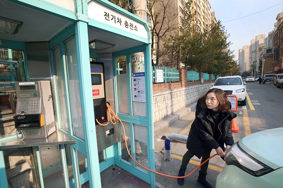 ３日、ソウル市内３カ所で公衆電話ボックス型電気自動車充電所の試験サービスが始まった。