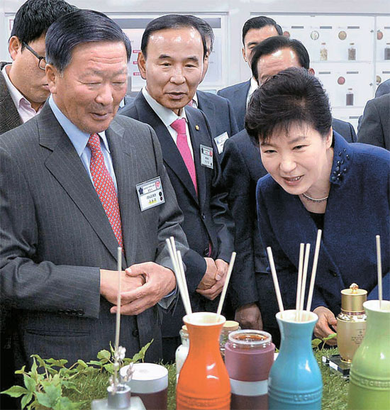 ４日、忠清北道創造経済革新センターの開所式に参加した朴槿恵大統領が、具本茂ＬＧ会長（左）とともに漢方化粧品を見学している。