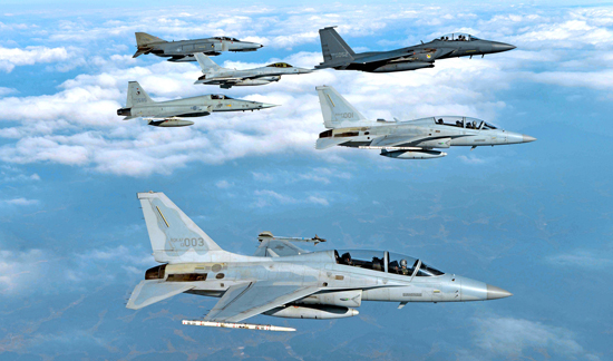 国産戦闘機ＦＡ－５０がＦ－１５Ｋ、ＫＦ－１６、Ｆ－４、Ｆ－５戦闘機とともに任務に臨んでいる。（写真提供＝空軍）