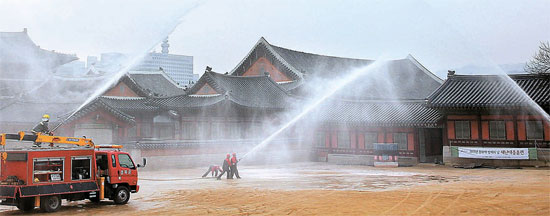 １０日、ソウル・景福宮（キョンボックン）で消防士たちが火災鎮圧対応訓練をしている。