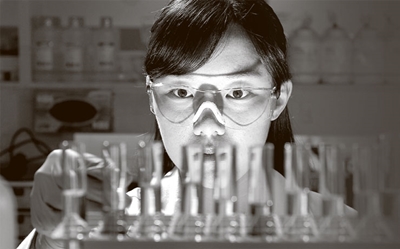 仁川松島にあるバイオシミラー会社セルトリオンの研究所で、研究員が工程関連技術を実験している。セルトリオンは国内１号抗体バイオシミラー「レムシマ」と２号「ホジュマ」を保有する。（写真＝セルトリオン）