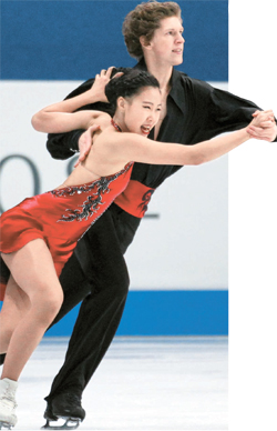 平昌冬季五輪で２人を見ることができるのだろうか。キム・レベッカ（前）とキリル・ミノフが氷上で演技している。（写真＝大韓スケート競技連盟）