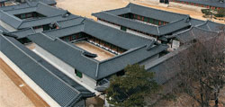 １００年ぶりに復元された朝鮮時代の宮中料理を準備した景福宮の宮中台所「焼厨房」。（写真＝文化財庁）