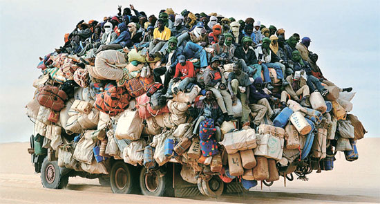 リビアで仕事をするニジェールで人数百人がトラックに乗って帰宅している。リビア国境地域を出発し、２５００キロの距離をこのようにして移動する。（写真提供＝Ｒｏｂｅｒｔｏ　Ｎｅｕｍｉｌｌｅｒ）