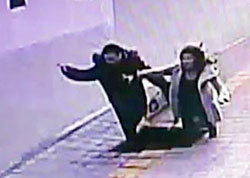 今月２０日、ソウル龍山駅近くの人道を歩いていた市民２人が、突然陥没したシンクホールに落ちた。（写真＝サムスン旅客）