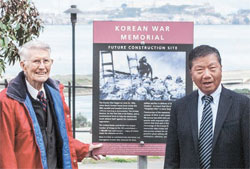 ジョン・スティーブンス事務総長（左側）とキム・マンジョン副会長が今月５日、韓国戦争参戦記念碑が建設されるサンフランシスコ国立墓地敷地の表示板前に立っている。（写真＝サンフランシスコ中央日報）