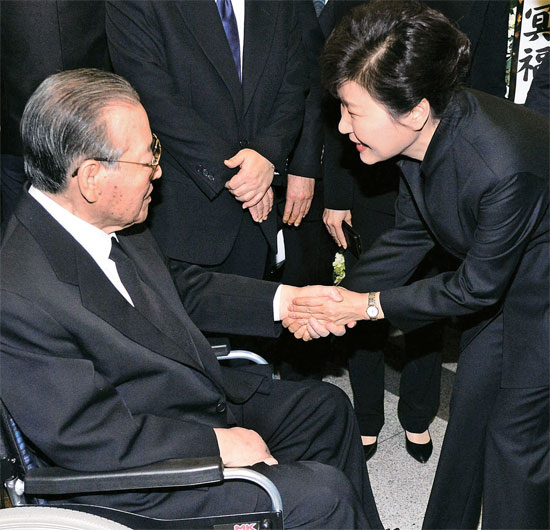 ２３日、ソウル風納洞牙山病院に設けられた金鍾泌元首相（左）の夫人であるパク・ヨンオク氏の焼香所に弔問に訪れた朴槿恵大統領。