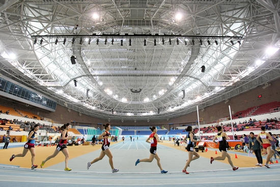 ２６日、大邱市寿城区の大邱スタジアム横の陸上振興センターで開かれた「第１回大邱全国室内陸上競技大会」の１５００メートル女子一般の部に出場した選手が力強く走っている。