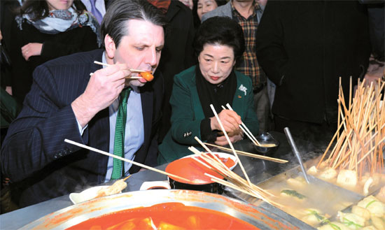 リパート駐韓米国大使（左）とキム・ウンスク釜山中区庁長