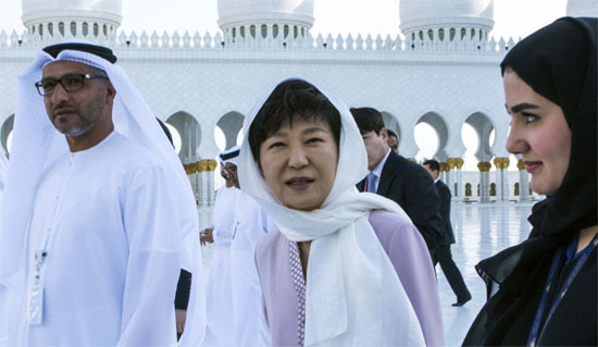 ５日午後（現地時間）、シラと呼ばれるスカーフを被った朴槿恵大統領がアラブ首長国連邦アブダビのグランドモスクを訪問している。