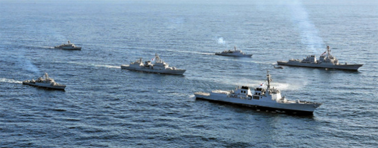 １２日、東海海上で韓米海軍によるトクスリ演習の一環である起動訓練が行われた。この演習には米海軍駆逐艦「ラッセン」（右側一番前）と韓国海軍のイージス艦「世宗大王」（右側の下）、護衛艦「広開土大王」（中央）などが参加した。（写真提供＝韓国海軍）