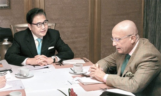朴振（パク・ジン）元国会外交統一委員長（左）と対談するセルゲイ・カラガノフＨＳＥ教授。