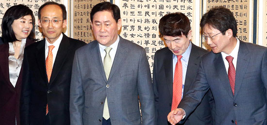 党・政府・青瓦台は１５日午後、ソウル三清洞の首相公館で政策調整協議会を開き、４月の臨時国会法案処理や公務員年金改革など重要な懸案を議論した。