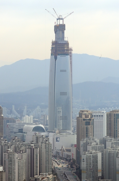 ２０１５年３月１１日撮影したロッテワールドタワーの様子。（写真＝中央フォト）